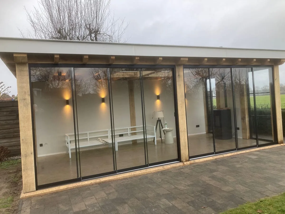 Luxe Veranda met Glazen Schuifwanden