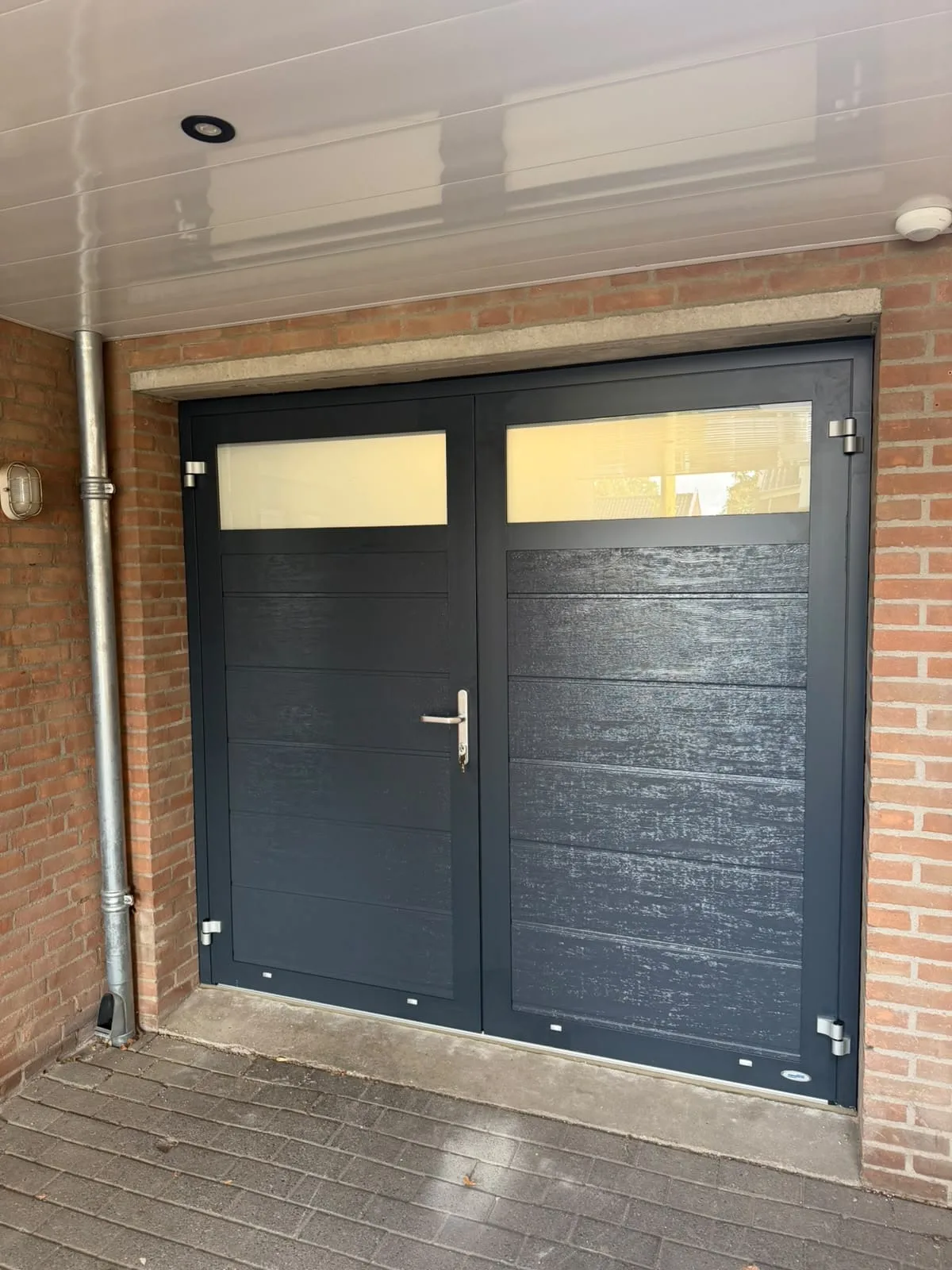 Antraciet kunststof deuren met houtnerf en melkglas